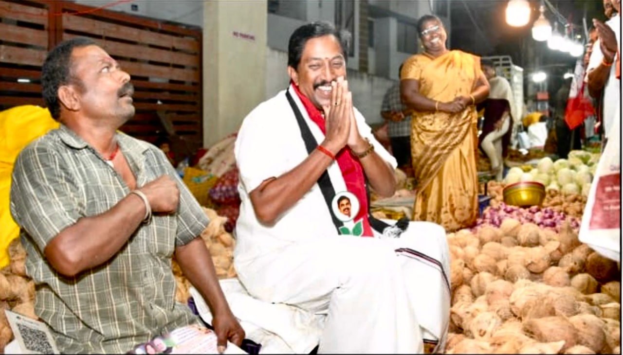 ஆவாரம்பாளையம் காய்கறி சந்தையில் தேங்காய் விற்று வாக்கு சேகரித்த K.R. Jayaram