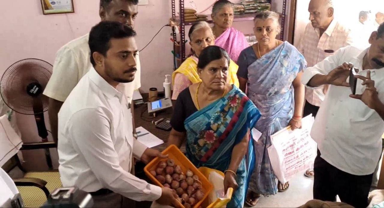 Coimbatore Collector Inspects Onion Sales at Ration Shops